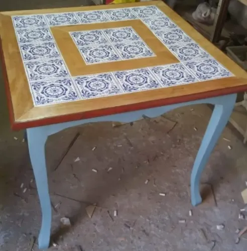 Mesa estilo chipandelle com azulejo português