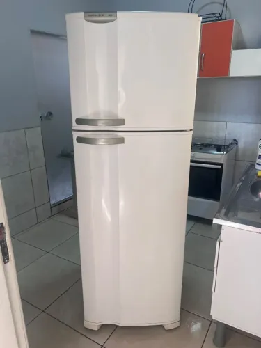 VENDE-SE GELADEIRA ELETROLUX FROST FREE 370lt