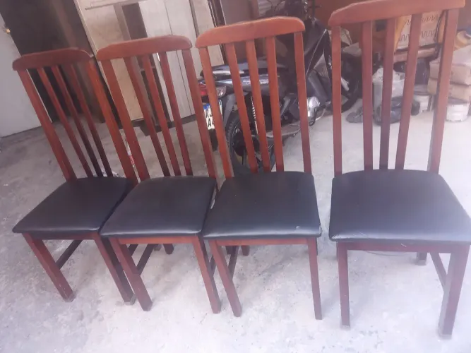 Vendo quatro cadeiras de madeira