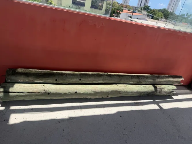 Vende-se toras de madeira