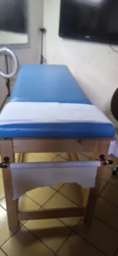 Maca para estética.....  Madeira maciça com porta rolo de papel.