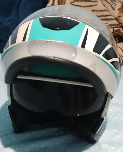 Capacete articulado