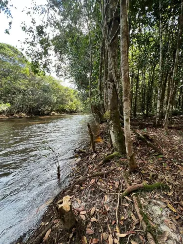 Terreno com corredeira privativa