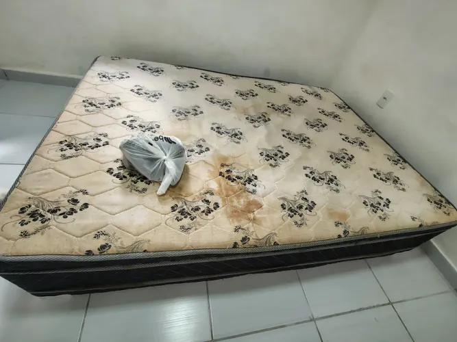 Sofá, cama casal para vender logo