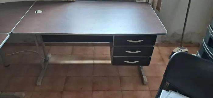 Mesa para escritório em L com 6 gavetas