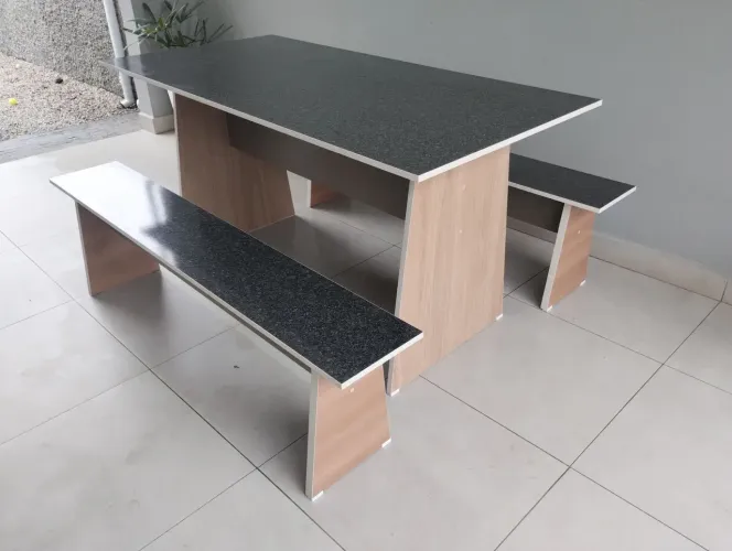 Mesa com 2 bancos para churrasco novo entrego ler anúncio