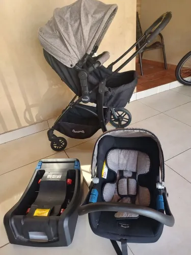 Carrinho, bebê conforto e base Burigotto