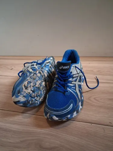Tênis ASICS azul. Número 40