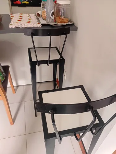 2 Banquetas de ferro cor preta, semi novas, para cozinha americana 100,00 as duas.