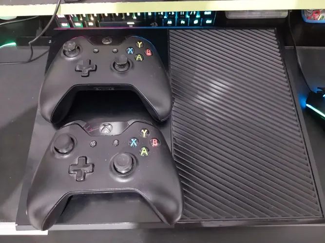 Xbox one com 2 controles + jogos