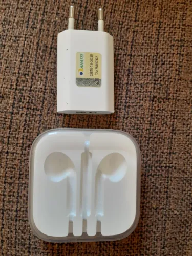 Carregador original da Apple (do 5 ao 8), e Apple Watch, mais caixa dos fones (vazia).