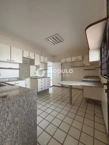 Casa comercial disponível para locação no bairro Martins.