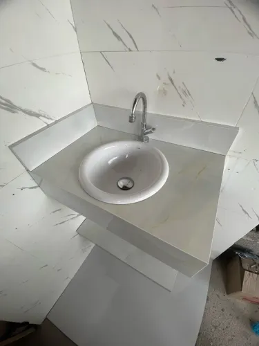 Pia de banheiro em porcelanato