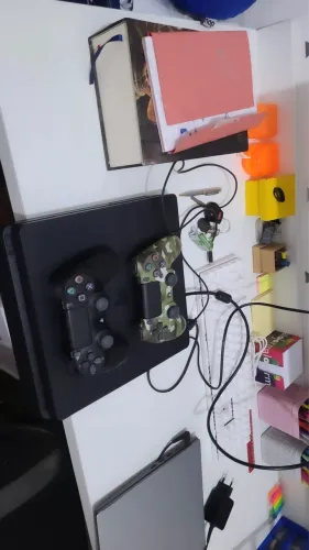 PlayStation 4 de 1TB + 2 controles