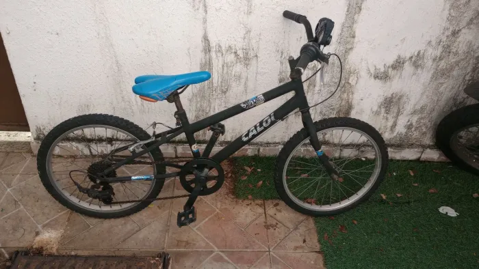 Caloi Hot Wheels aro 20 com 7 marchas