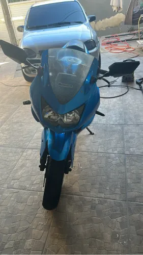 Moto bem conservada.nao andamos nela esta parada
