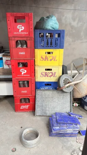 Vende-se 5 vasilhame de coca cola e 5 de cerveja de 600