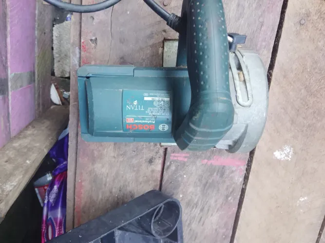 Vende-se Makita Bosch pouca usada valor 150.00 aceito proposta