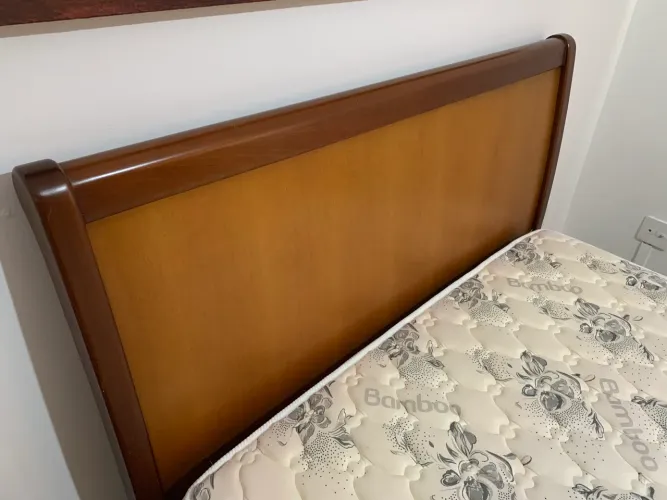 Cama de casal com cabeceira e estrados em mogno com colchão da Colchobel D33 Pró-Life