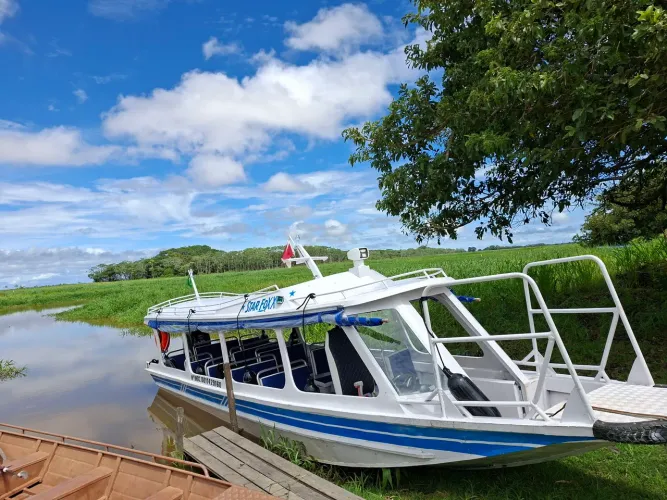 Vendo lamcha tipo expresso 18 passageiros no ponto de trabalhar motor 150 suzuki revisado