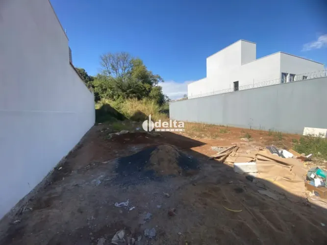 Terreno disponível para venda no bairro Jardim Inconfidência em Uberlândia-MG