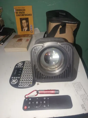?Projetor HY320 + Bolsa + Controle Reserva + Laser - Super Prático e Completo!