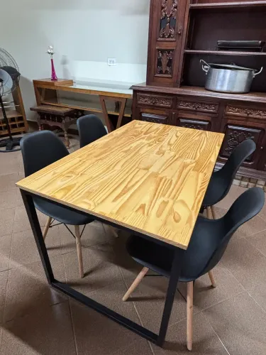 Mesa industrial 1,20 x 0,80 + 4 cadeiras Eames