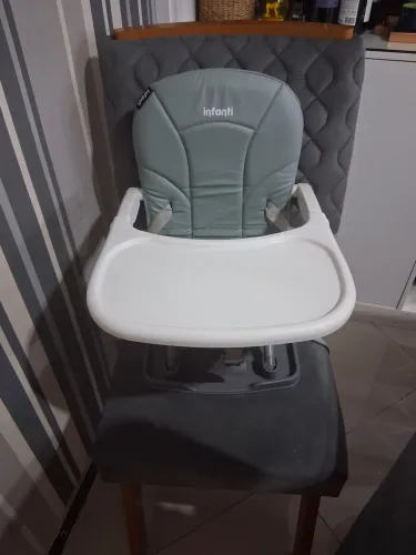 Cadeira portatil de alimentacao de bebe