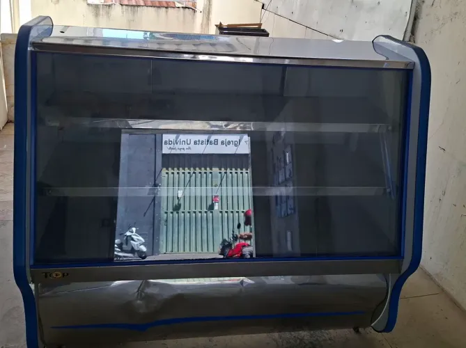 Vendo freezer expositor, ótimo estado . ideal para expor seus produtos .