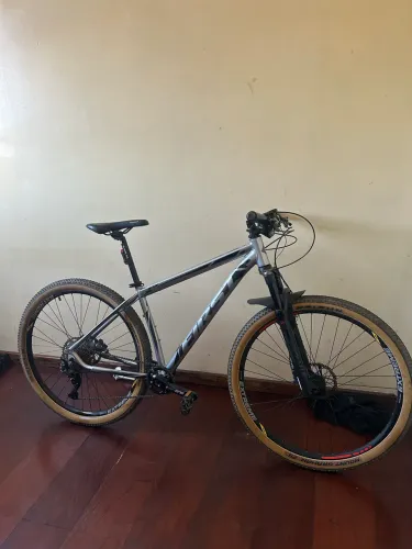 Bike first shimano deore + suspensão a ar, aceito troca