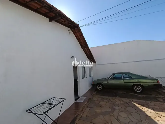 Casa residencial com 2 quartos disponível para locação no bairro Granada em Uberlândia-MG