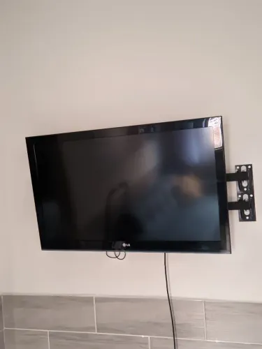 TV LG 42" Full HD + Roku + Controle Remoto - Excelente Estado