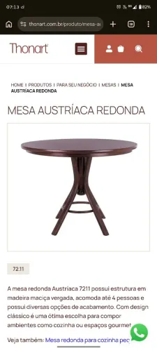 mesa com 4 cadeiras.