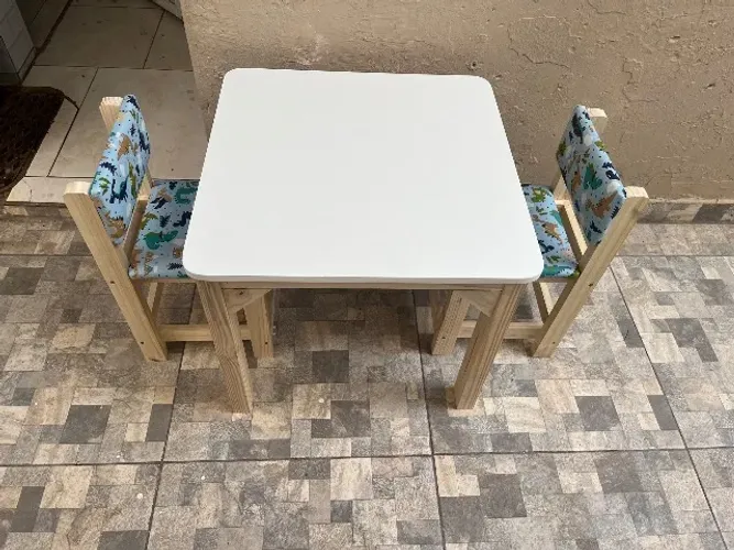 Mesa infantil com cadeiras estampadas