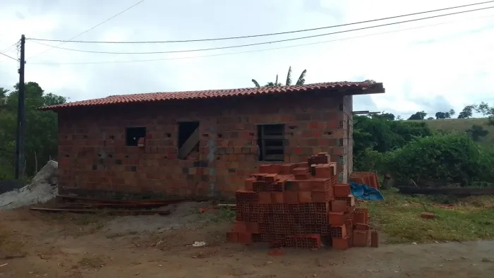 Casa em contusão quase pronta vai com os matérias que já estão comprado