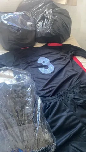 10 camisas 10 shorts 10 meiões dentre eles o do goleiro <br>Disponível somente kit azul