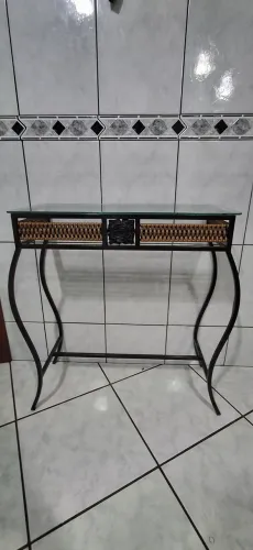 Aparador de metal com tampa de vidro