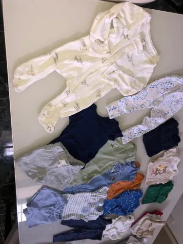 lote de roupas RN e P carter?s 12 reais cada e outros  25 pçs 2 calçados 