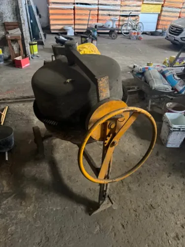 Betoneira csm 200L