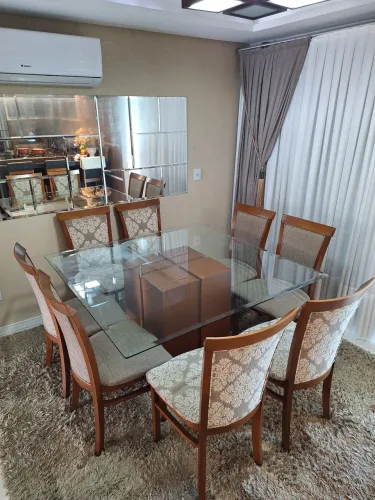 Vendo mesa com 8 cadeiras