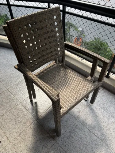 Mesa de fibra sintética trancada