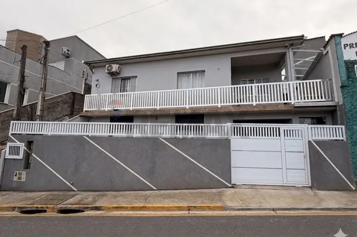Excelente Sobrado com Oportunidade de Renda no Bairro Parafuso, Cajati
