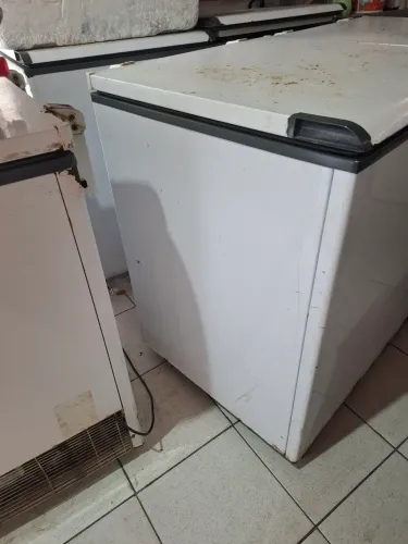 Vendo 01 freezer, esmaltes com condeçádor,económico prá energía, fucionando gelando bem !