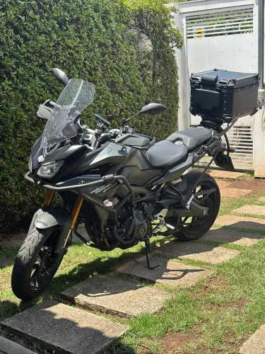 Tracer 900 GT 2024 com acessórios
