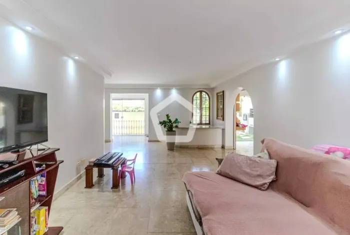 Casa de 3 Quartos em Pacaembu, São Paulo - 300m² de Luxo!