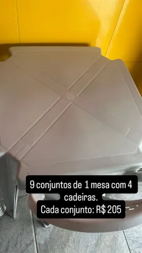 Conjunto de mesas e cadeiras