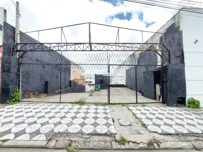 Terreno para locação na Avenida General Carneiro Próx. ao Centro