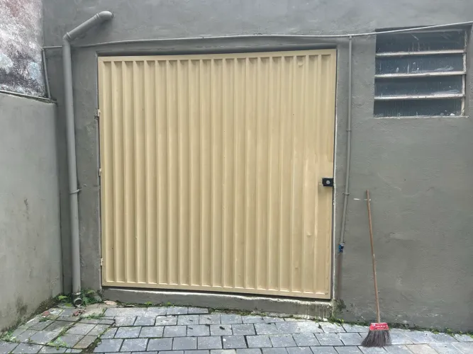 PORTÃO GRANDE COM CHAVE ÓTIMO PARA LOJA OU GARAGEM