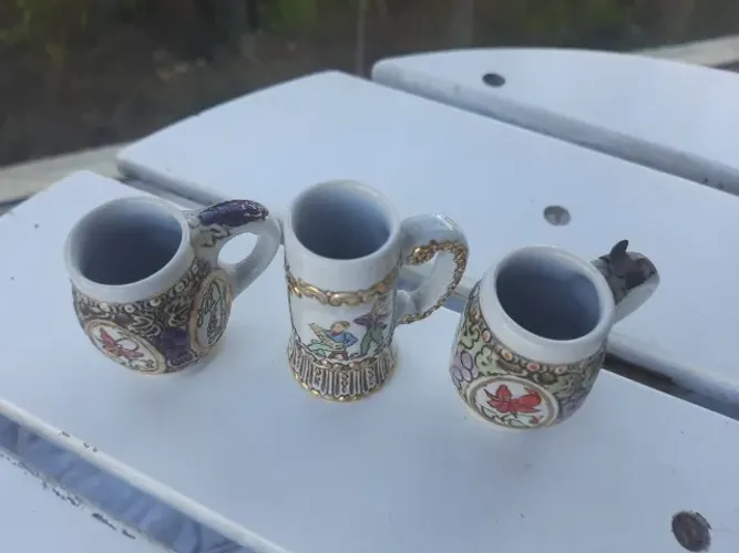 Trio de miniaturas antigas em porcelana canecas em miniatura para coleção