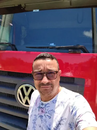 Procuro caminhão para rodar categoria D viagens e local 